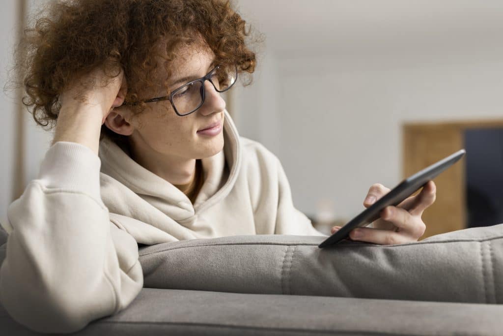 Social Media’s Mental Health Impact: Reduce Screen Time Daily